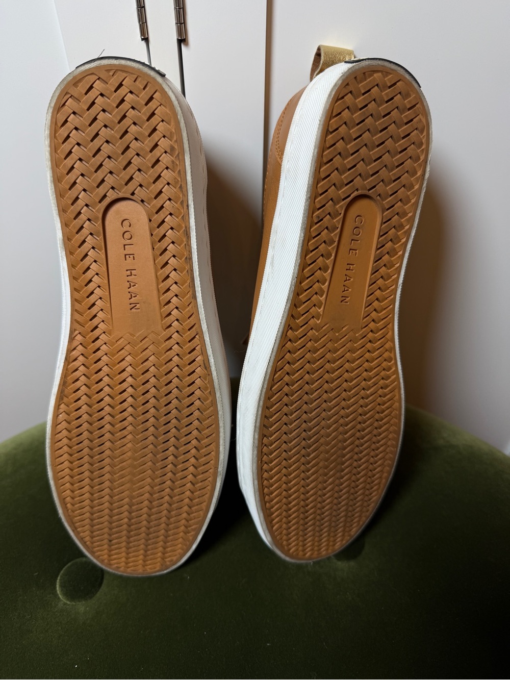 Women's Cole Haan Tan Leather Lace Up Sneakers Gold Accent Casual Low Top. - Picture 4 of 5